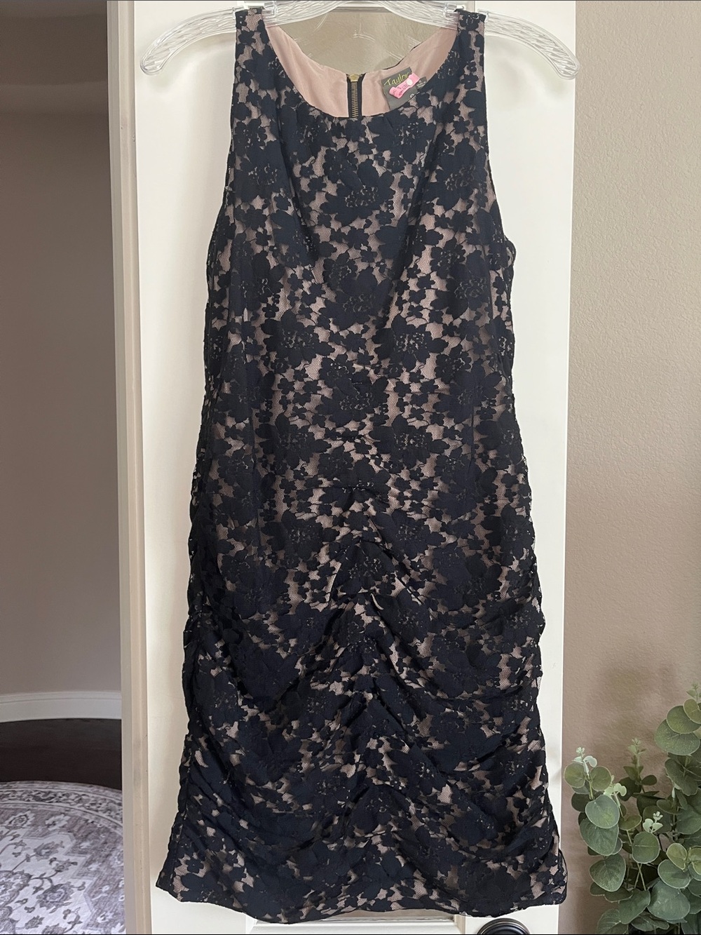 Taylor Dress, Size 6, Black, Floral, Lace, Nude Lining, Gold Zipper, Formal